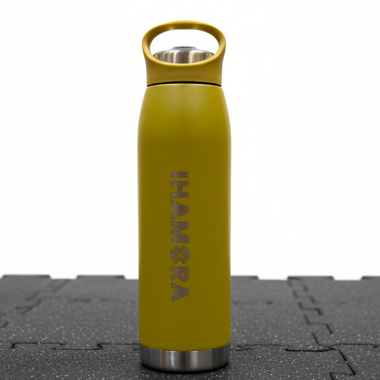 A green insulated sports bottle with a capacity of 700ml, featuring a flip-top lid and placed on a wooden floor.