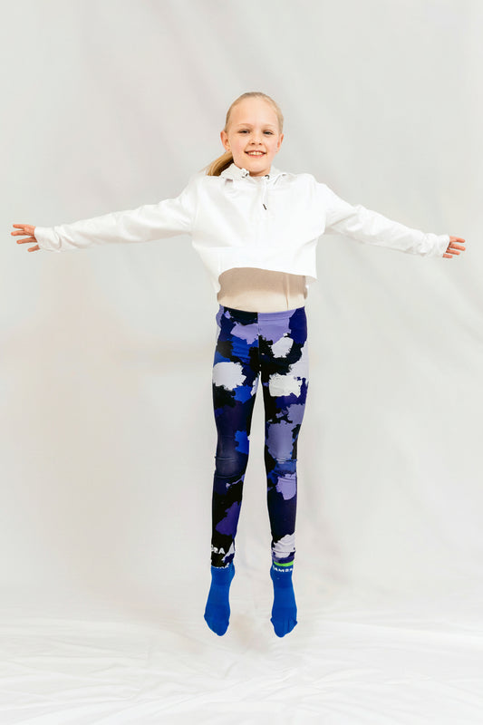 Girl wearing IHAMORA Blue Camo seamless leggings with bright blue camo pattern.