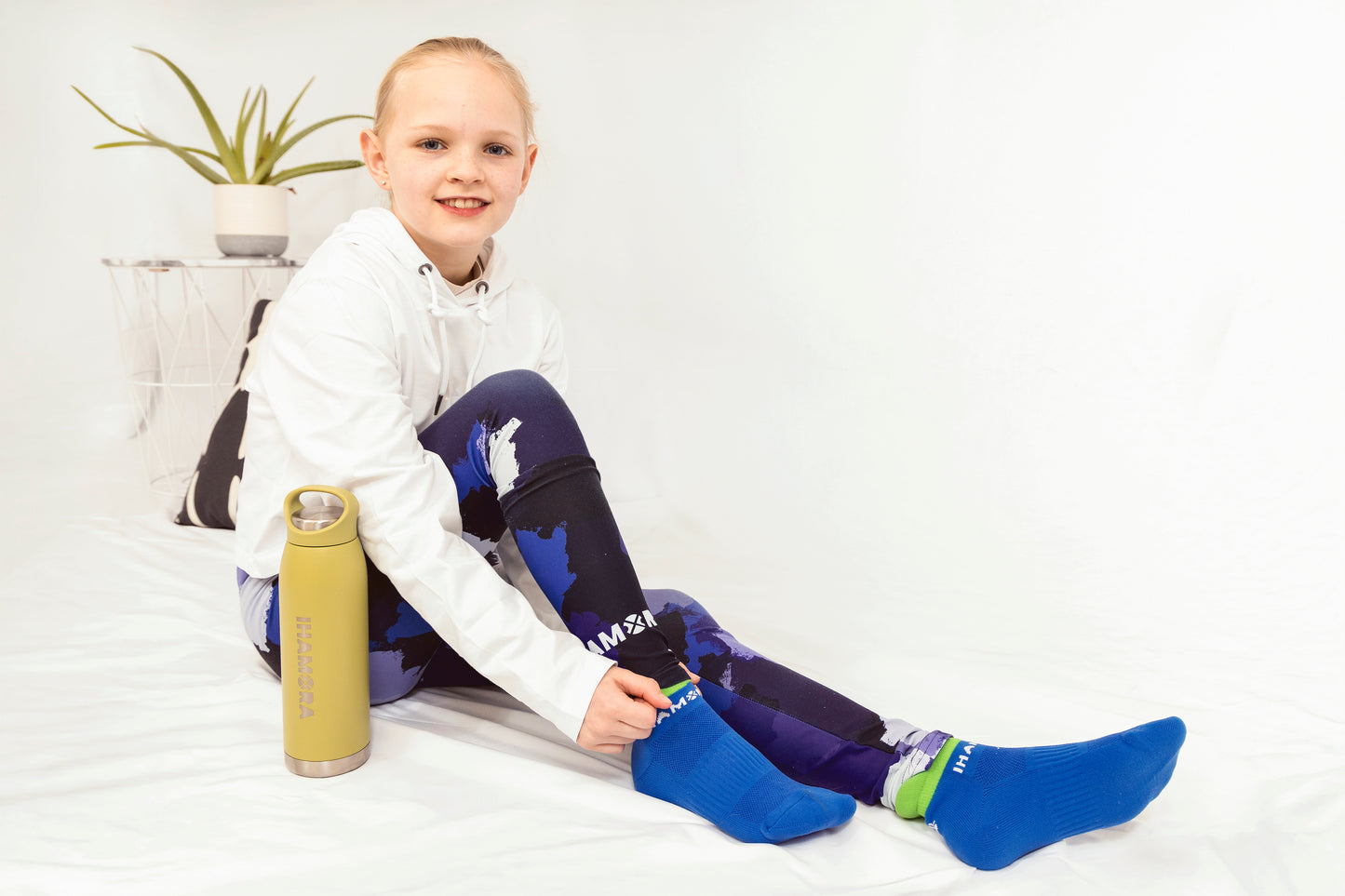 Girl wearing IHAMORA Blue Camo seamless leggings with bright blue camo pattern.