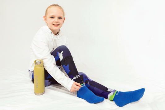 Girl wearing IHAMORA Blue Camo seamless leggings with bright blue camo pattern.